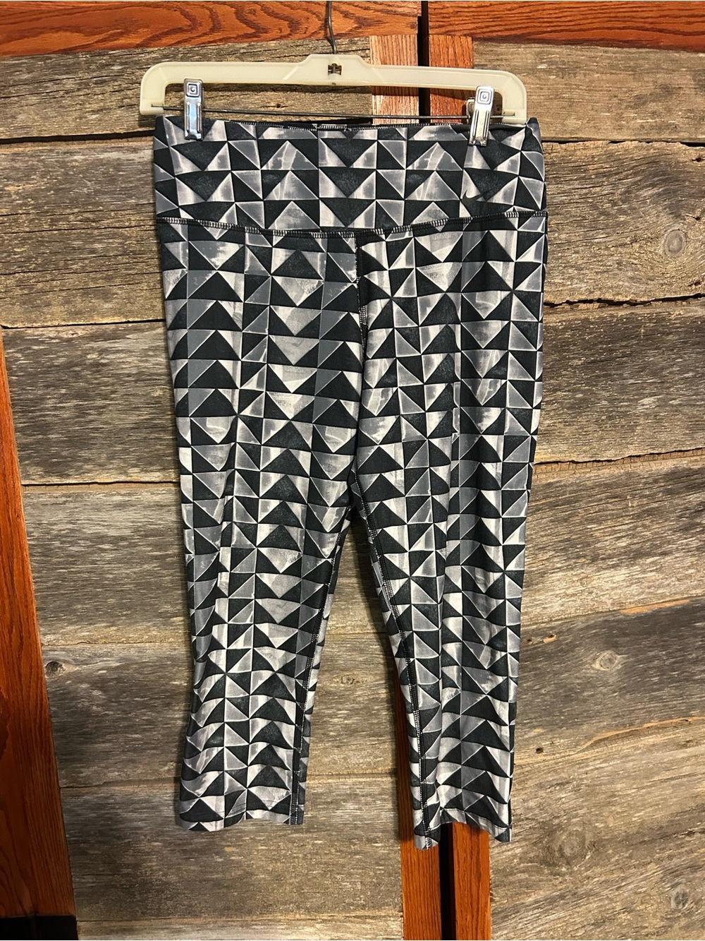 Nike DRI-FIT One Legend Pant Geometric Triangle Print Capri Leggings B/W Medium